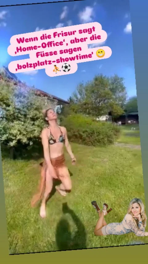 Wenn die Frisur sagt ‚Home-Office‘, aber die Füsse sagen ‚bolzplatz-showtime' 😁⛹️⚽
.
#singerandsongwriter #cantantelatina #womenfootball #sportislife #lebeliebelache #lebensfreude #Godfirst #kärntenitsmylife